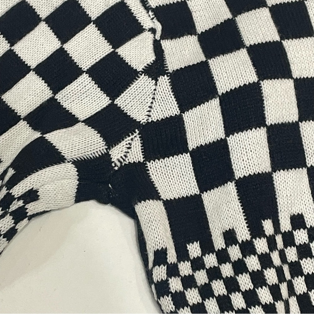 Blizzard Bay Checkered Sweater with Cat Design.. Size M. Preowned. Black & white - Picture 9 of 15